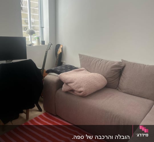 ספת בד פינתית בחדר מגורים